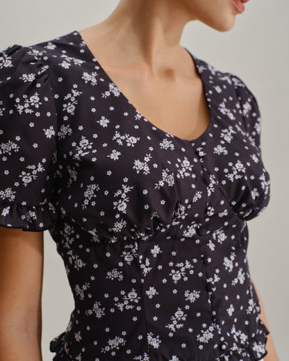 Blusa Negra con Estampado Floral de Cuello Redondo