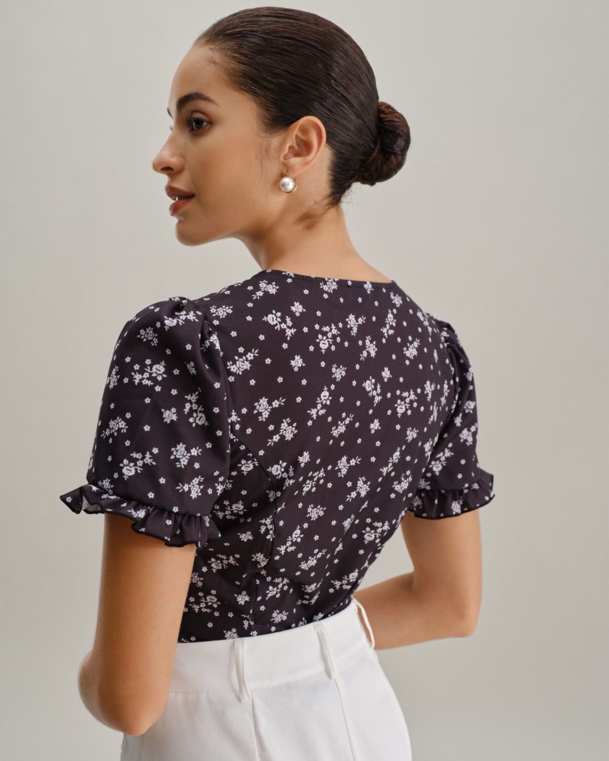 Blusa Negra con Estampado Floral de Cuello Redondo