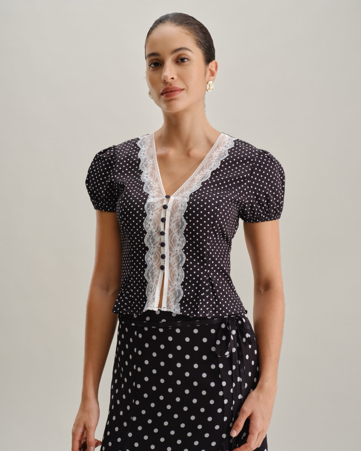 Blusa de Encaje con Lunares Negros