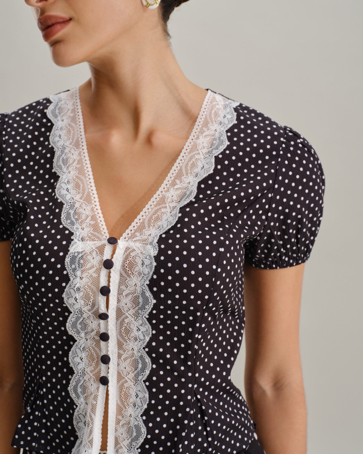 Blusa de Encaje con Lunares Negros