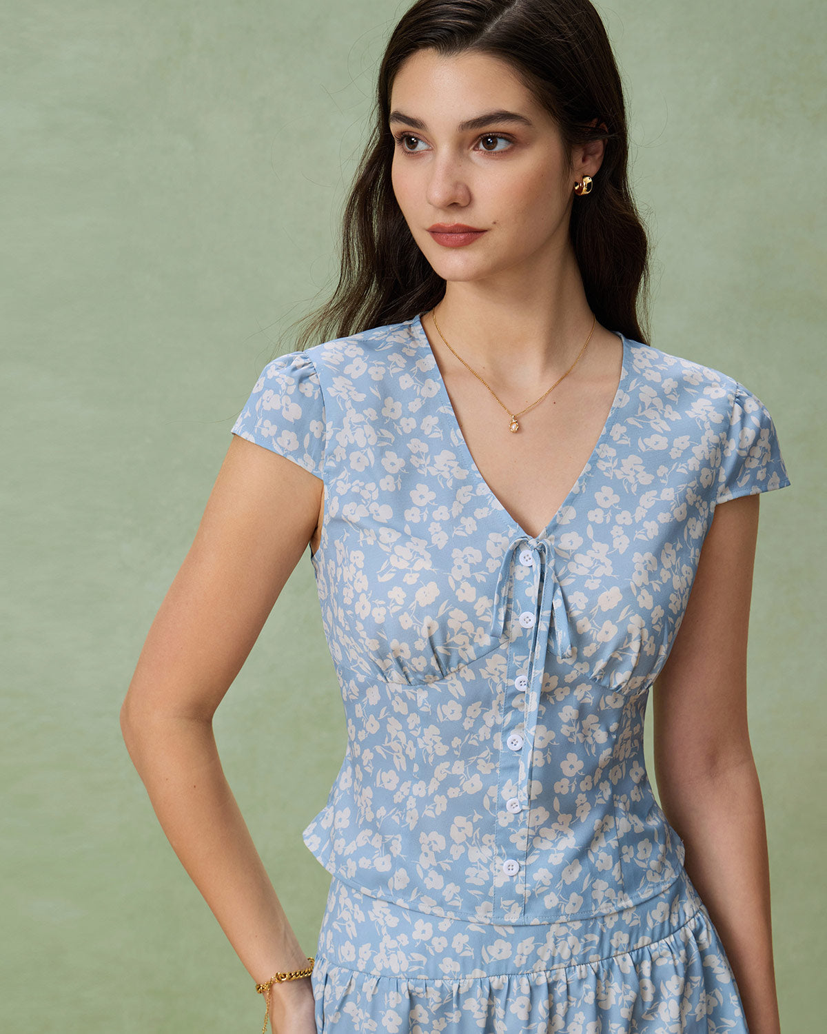 Blusa Azul Floral con Escote en V