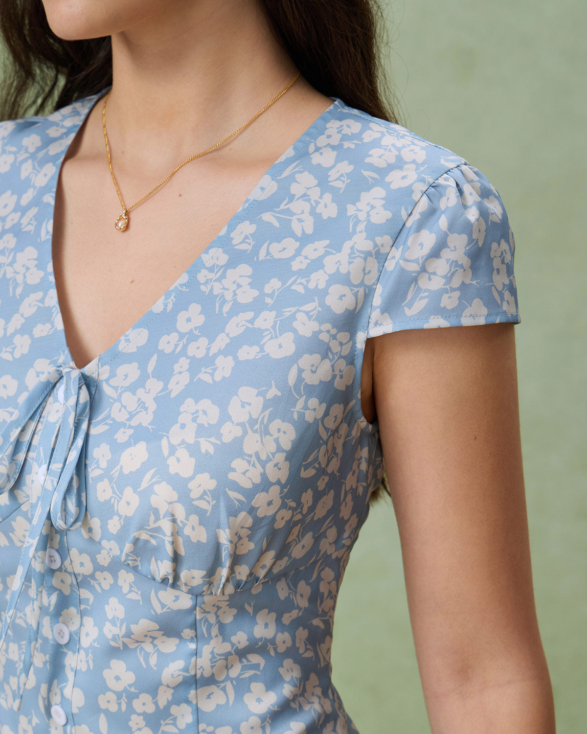 Blusa Azul Floral con Escote en V