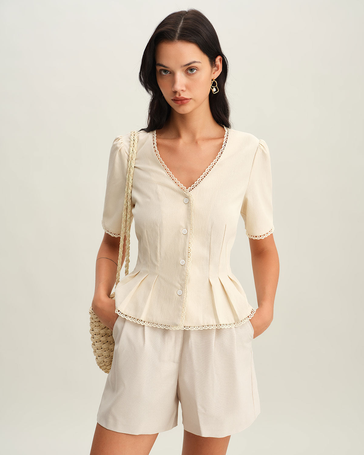 Blusa Beige con Botones y Pliegues en Cuello en V