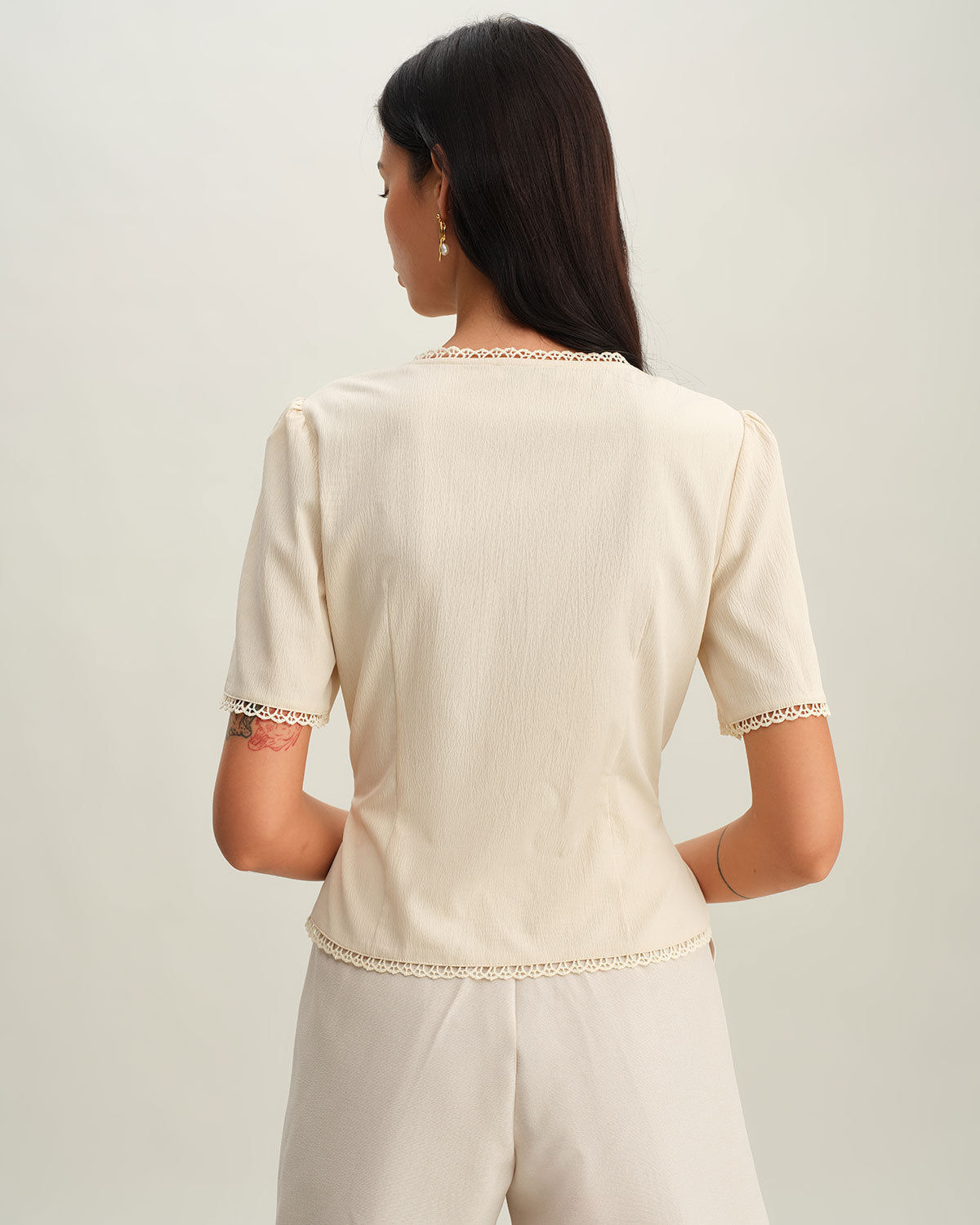Blusa Beige con Botones y Pliegues en Cuello en V