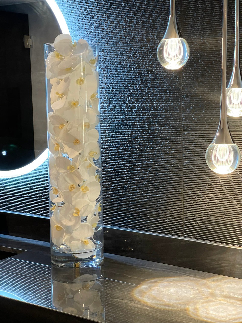 Arreglo de Orquídeas Phalaenopsis Blancas en Cilindro de Vidrio Soplado a Mano