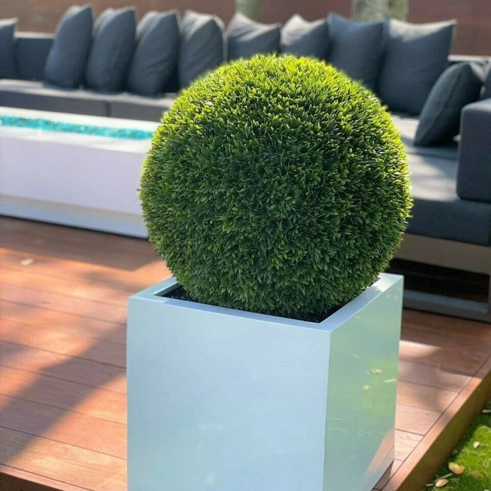 Macetero de Fibra de Vidrio Grande con Topiario de 20”