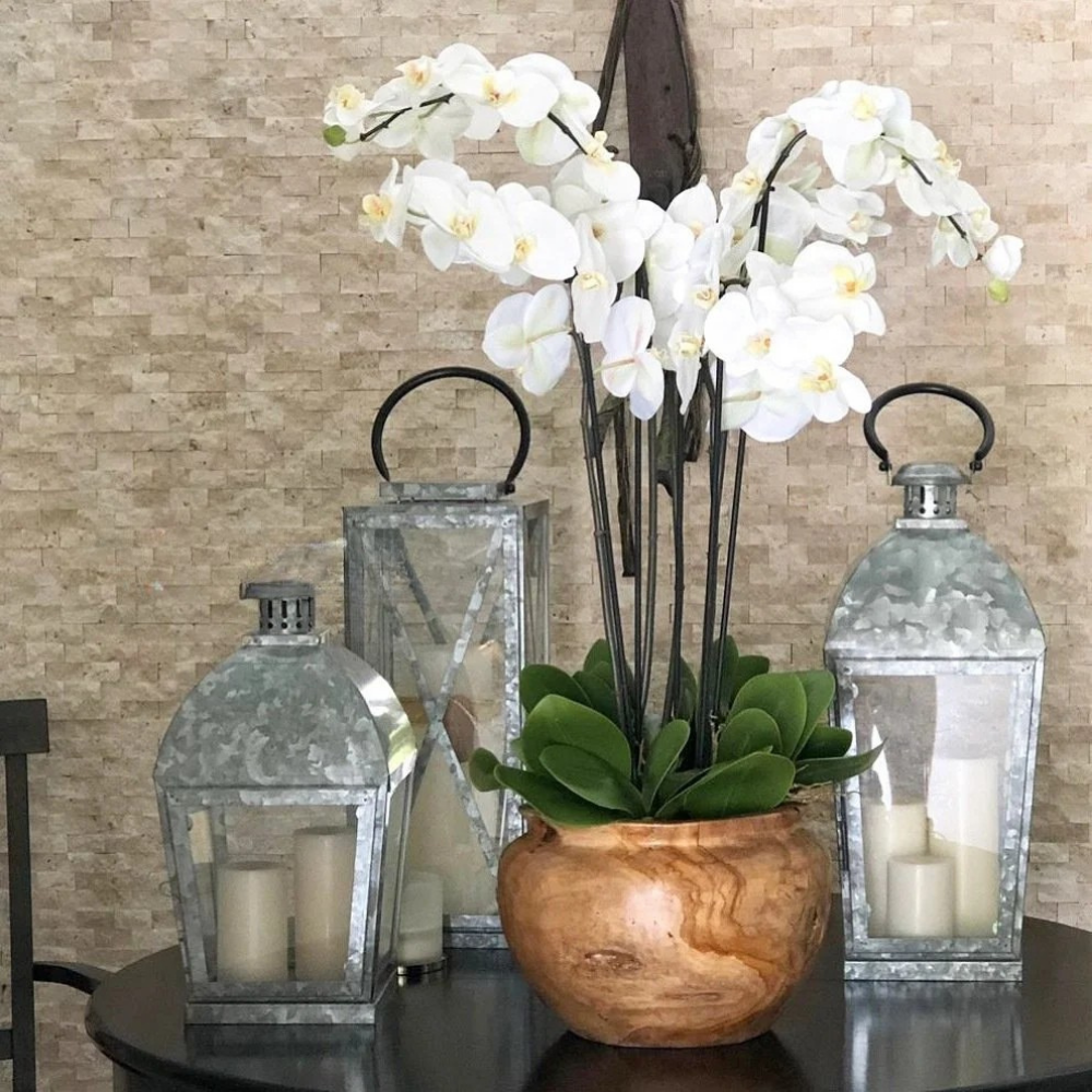 Tazón de Teca con Orquídeas Blancas