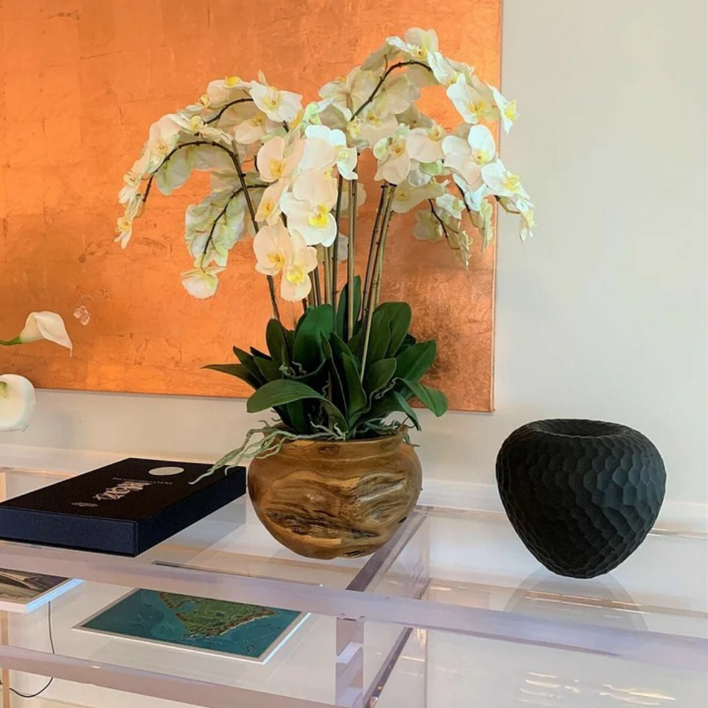Tazón de Teca con Orquídeas Blancas