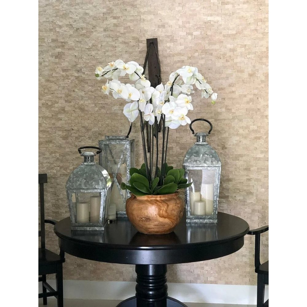 Tazón de Teca con Orquídeas Blancas