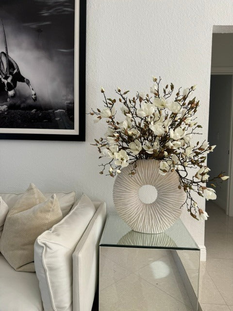 Arreglo de Magnolia Blanca en Jarrón de Cerámica Beige Eternidad