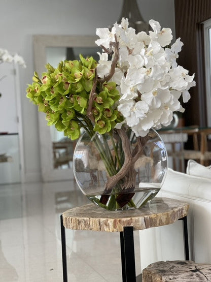 Arreglo de Orquídeas Cymbidium Verdes y Orquídeas Vanda Blancas en Jarrón de Vidrio Lunar