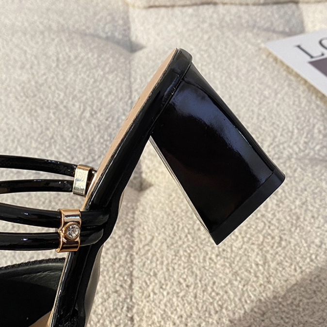 Zapatos altos con cinturones