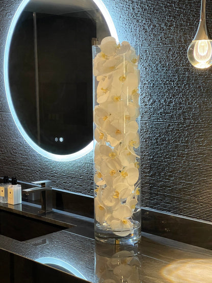 Arreglo de Orquídeas Phalaenopsis Blancas en Cilindro de Vidrio Soplado a Mano