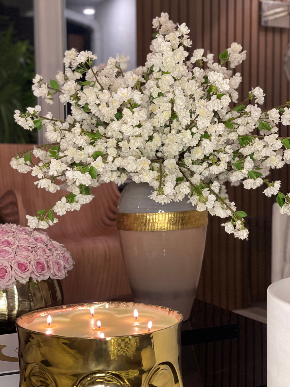Arreglo de Flores de Cerezo Blanco en Jarrón de Vidrio Diosa