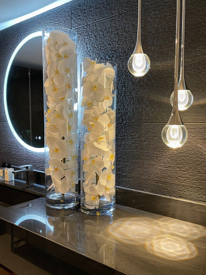 Arreglo de Orquídeas Phalaenopsis Blancas en Cilindro de Vidrio Soplado a Mano