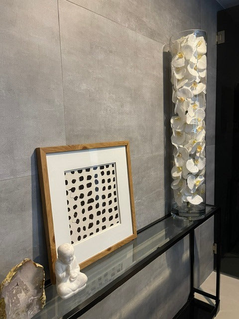 Arreglo de Orquídeas Phalaenopsis Blancas en Cilindro de Vidrio Soplado a Mano