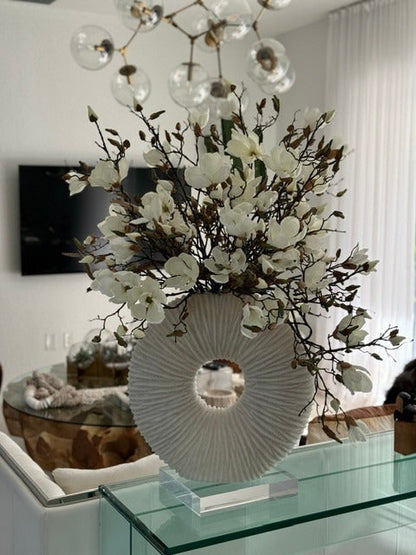 Arreglo de Magnolia Blanca en Jarrón de Cerámica Beige Eternidad