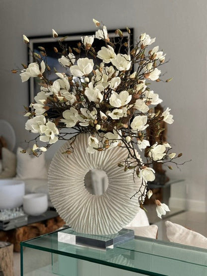 Arreglo de Magnolia Blanca en Jarrón de Cerámica Beige Eternidad