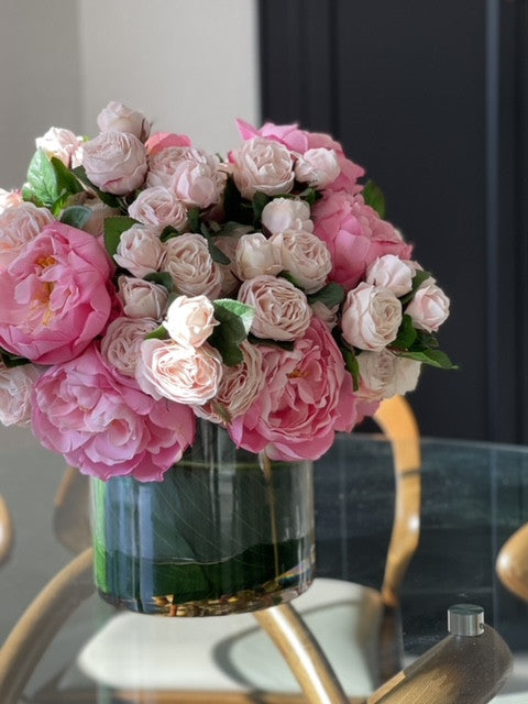 Arreglo de Peonías Rosadas y Rosas Blush en Jarrón de Vidrio