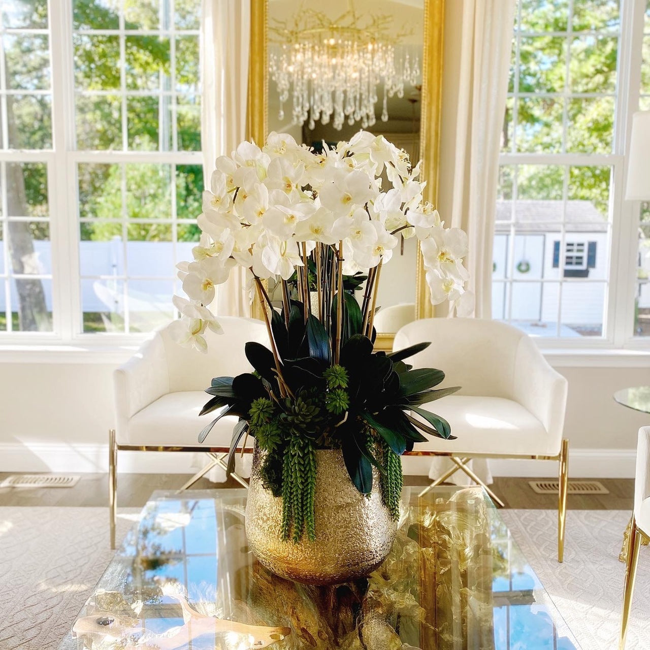 Arreglo de Orquídeas Phalaenopsis Blancas en Maceta Dorada Delany