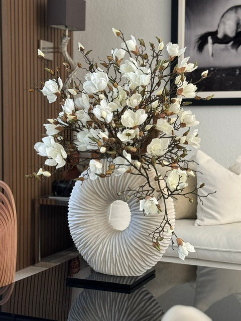 Arreglo de Magnolia Blanca en Jarrón de Cerámica Beige Eternidad