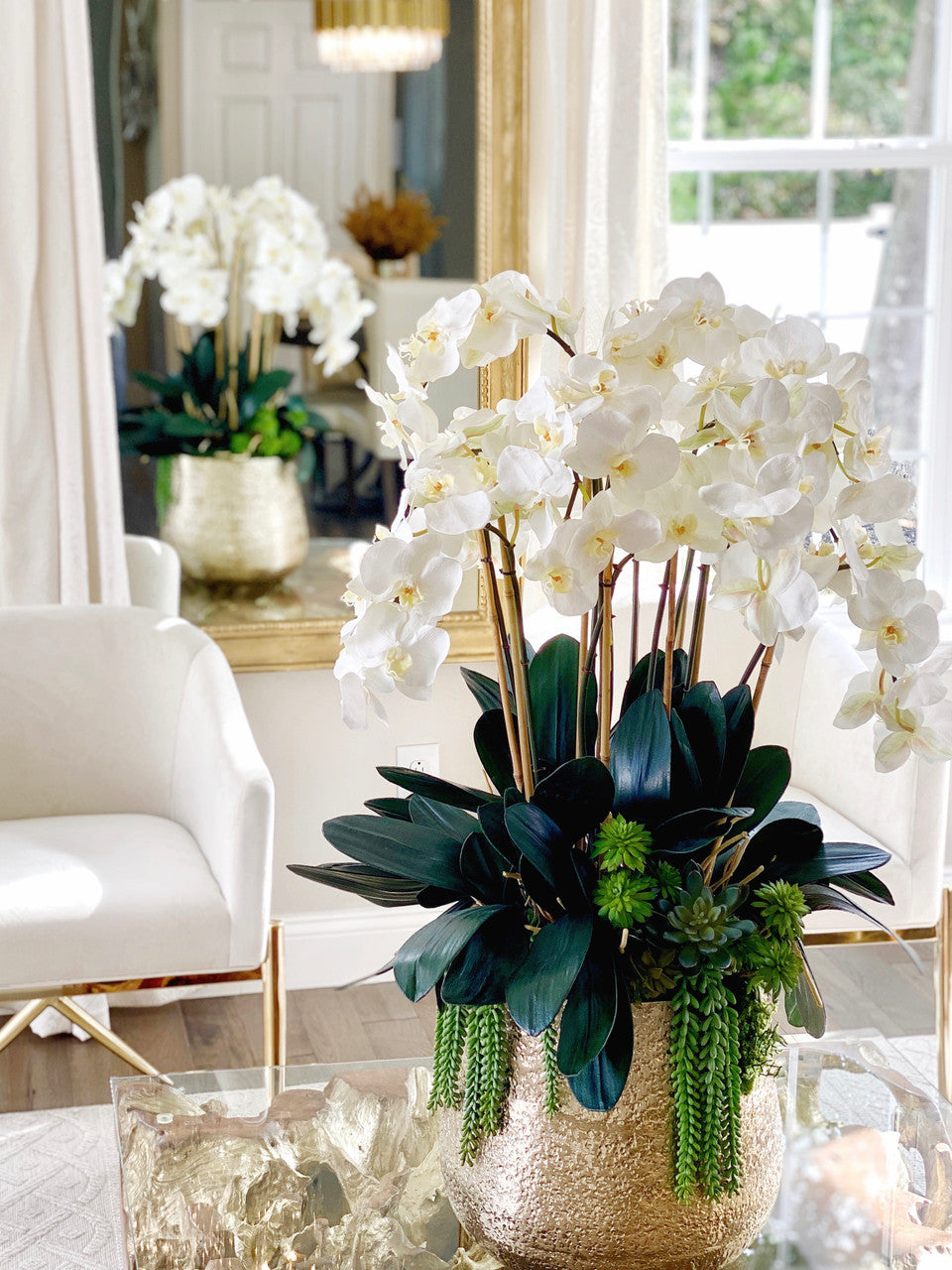 Arreglo de Orquídeas Phalaenopsis Blancas en Maceta Dorada Delany