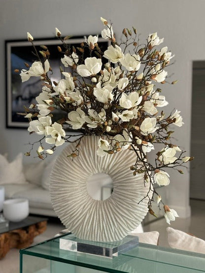 Arreglo de Magnolia Blanca en Jarrón de Cerámica Beige Eternidad