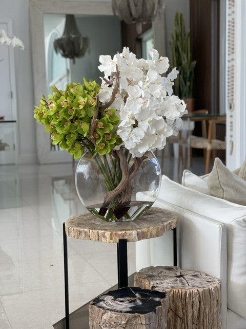 Arreglo de Orquídeas Cymbidium Verdes y Orquídeas Vanda Blancas en Jarrón de Vidrio Lunar