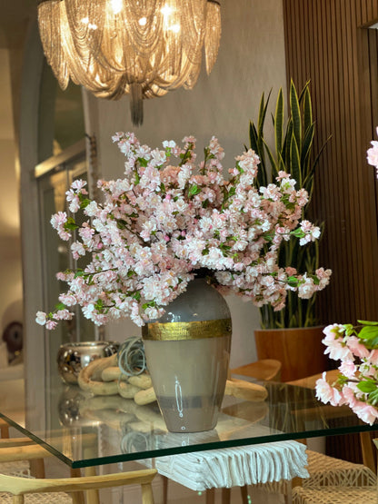 Arreglo de Flores de Cerezo Blanco en Jarrón de Vidrio Diosa