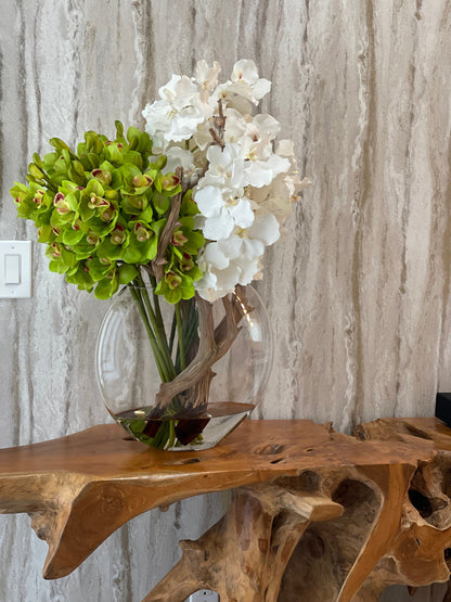 Arreglo de Orquídeas Cymbidium Verdes y Orquídeas Vanda Blancas en Jarrón de Vidrio Lunar