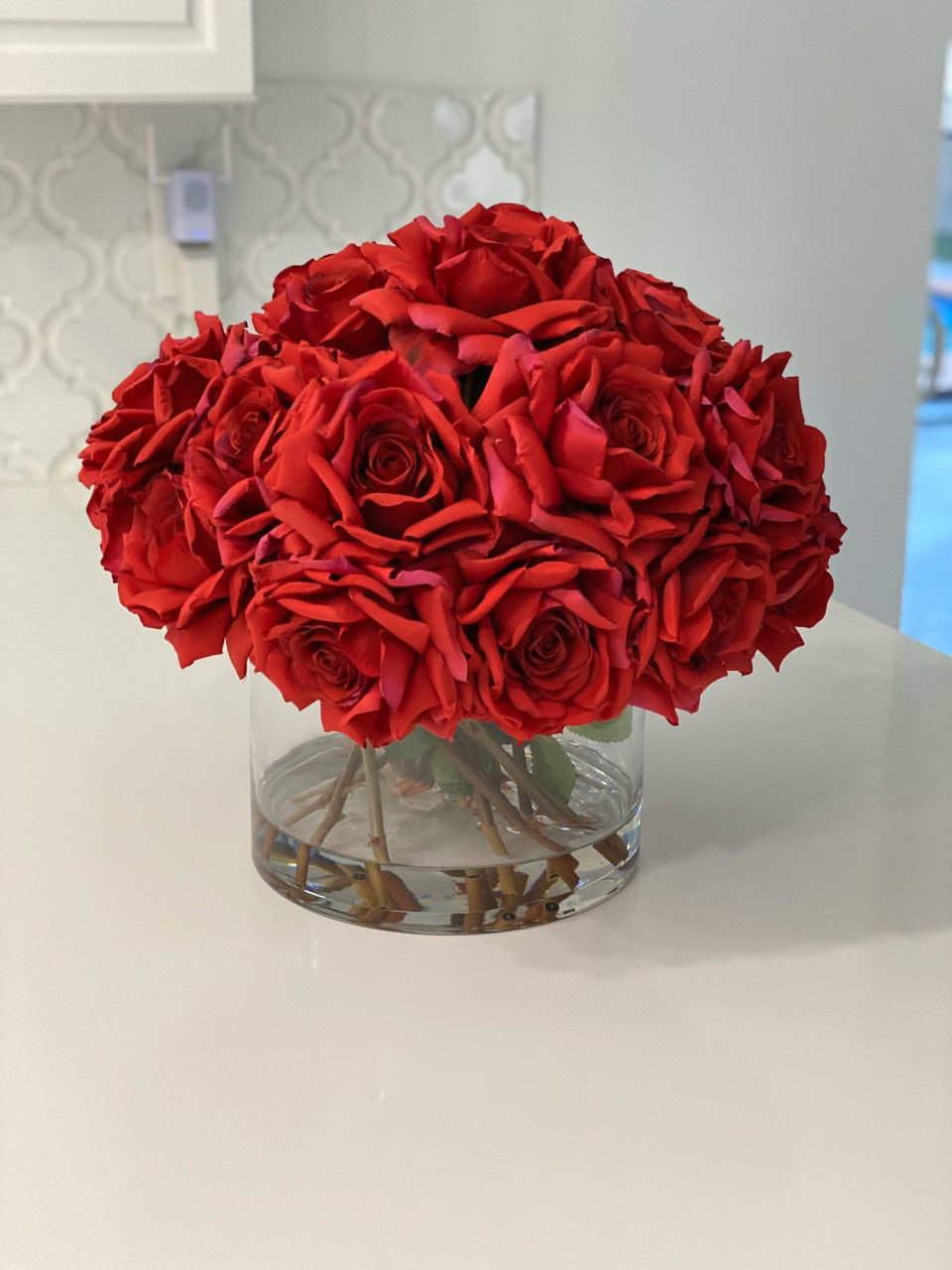 Arreglo de Rosas Rojas en Jarrón Cilíndrico de Vidrio
