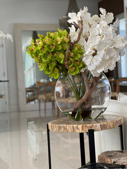Arreglo de Orquídeas Cymbidium Verdes y Orquídeas Vanda Blancas en Jarrón de Vidrio Lunar