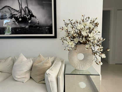 Arreglo de Magnolia Blanca en Jarrón de Cerámica Beige Eternidad