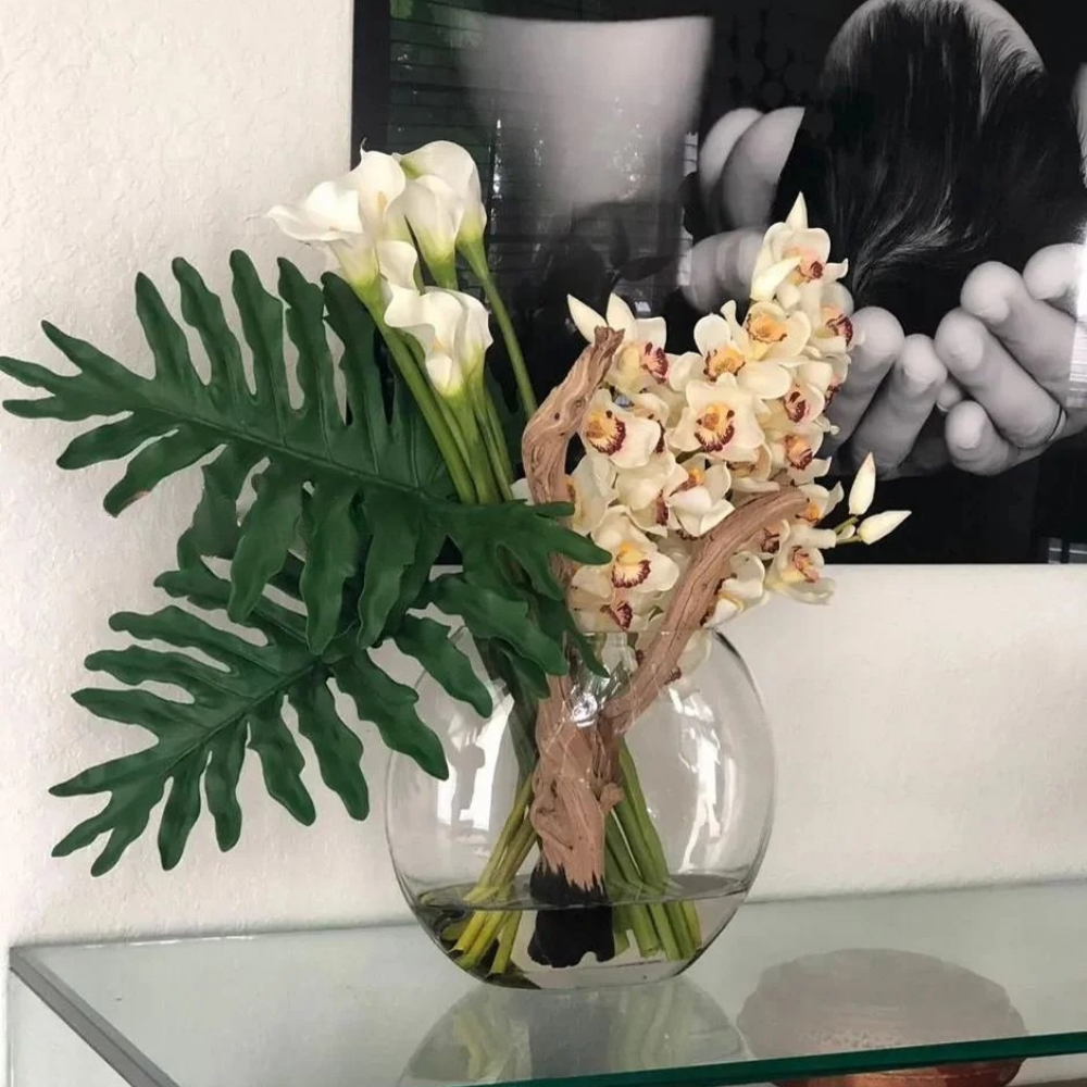 Jarrón Lunar con Cymbidiums y Lirios de Calla