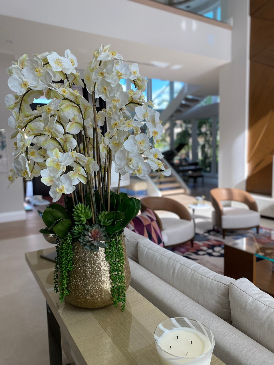 Arreglo de Orquídeas Phalaenopsis Blancas en Maceta Dorada Delany