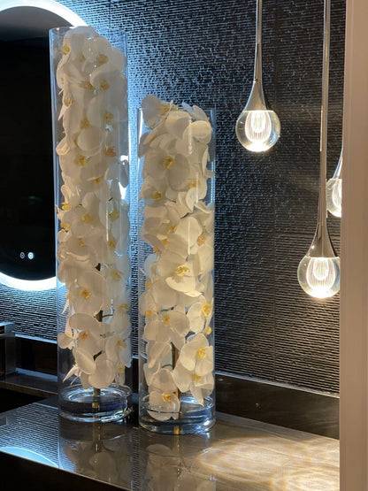 Arreglo de Orquídeas Phalaenopsis Blancas en Cilindro de Vidrio Soplado a Mano