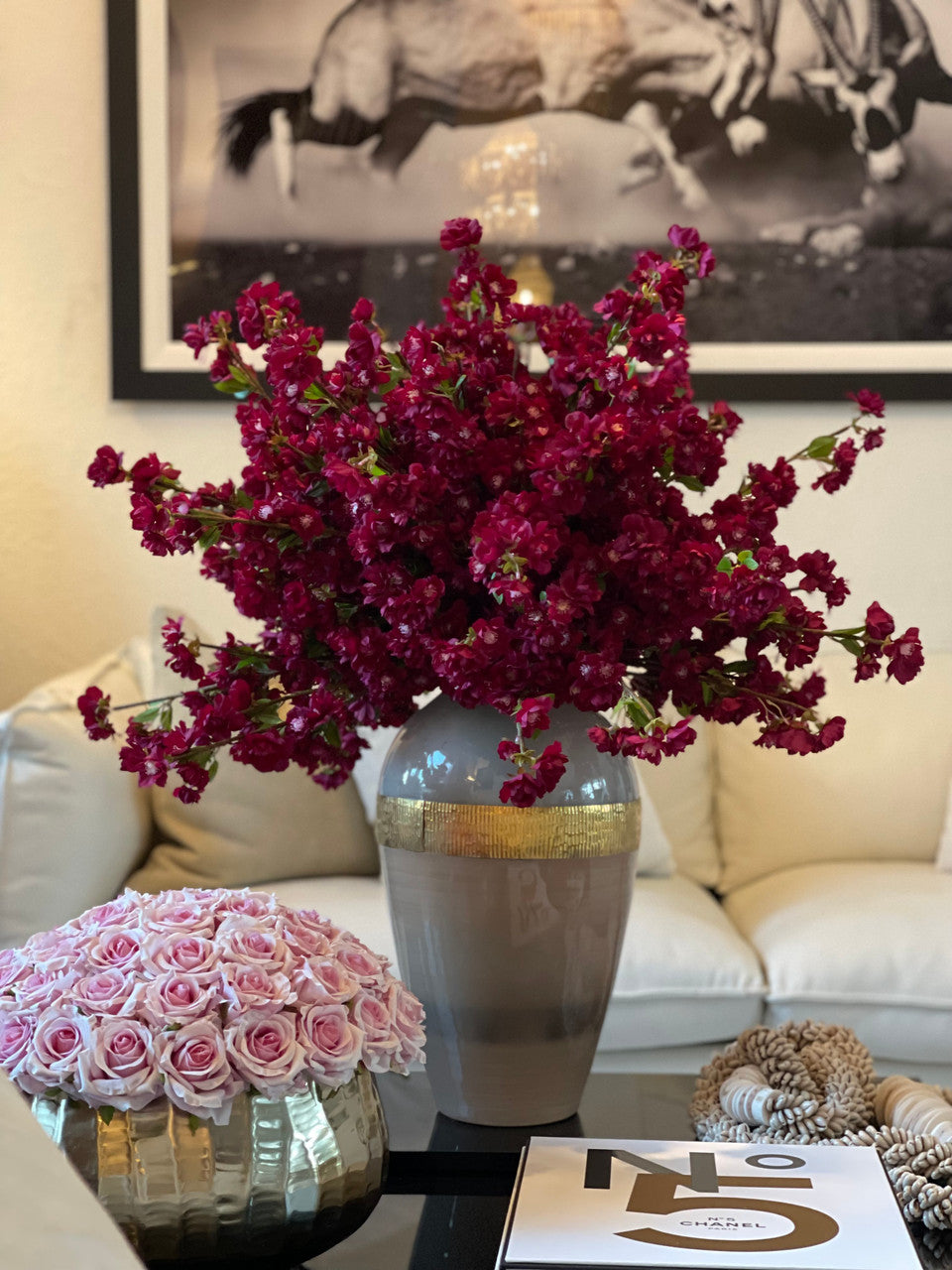 Arreglo de Flores de Cerezo Burdeos en Jarrón de Vidrio Diosa