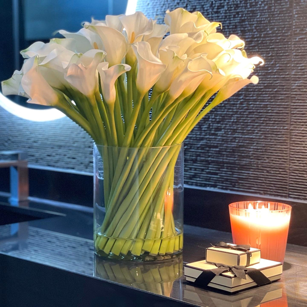 Arreglo de Lirios Calla Blancos en Jarrón de Vidrio