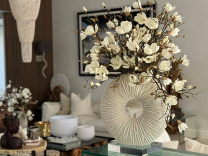 Arreglo de Magnolia Blanca en Jarrón de Cerámica Beige Eternidad