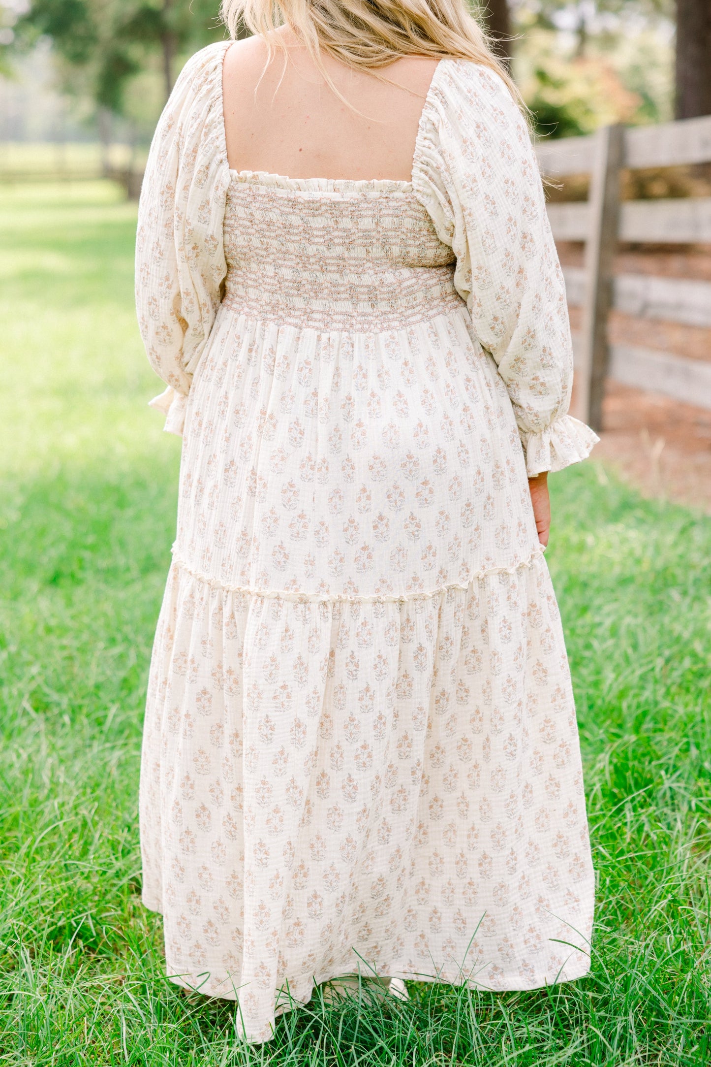 Maravilloso Vestido de Flores Silvestres, Crema