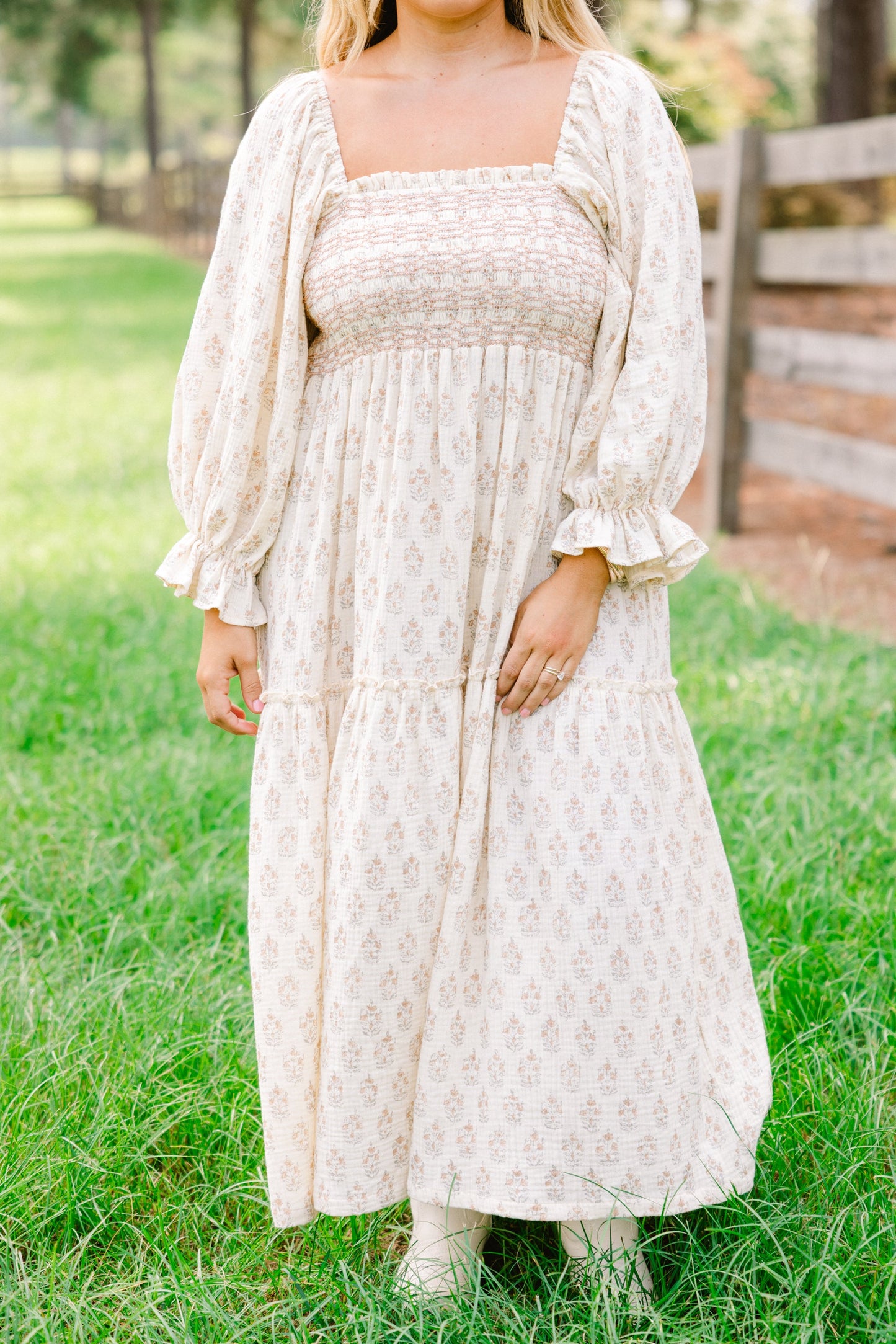 Maravilloso Vestido de Flores Silvestres, Crema
