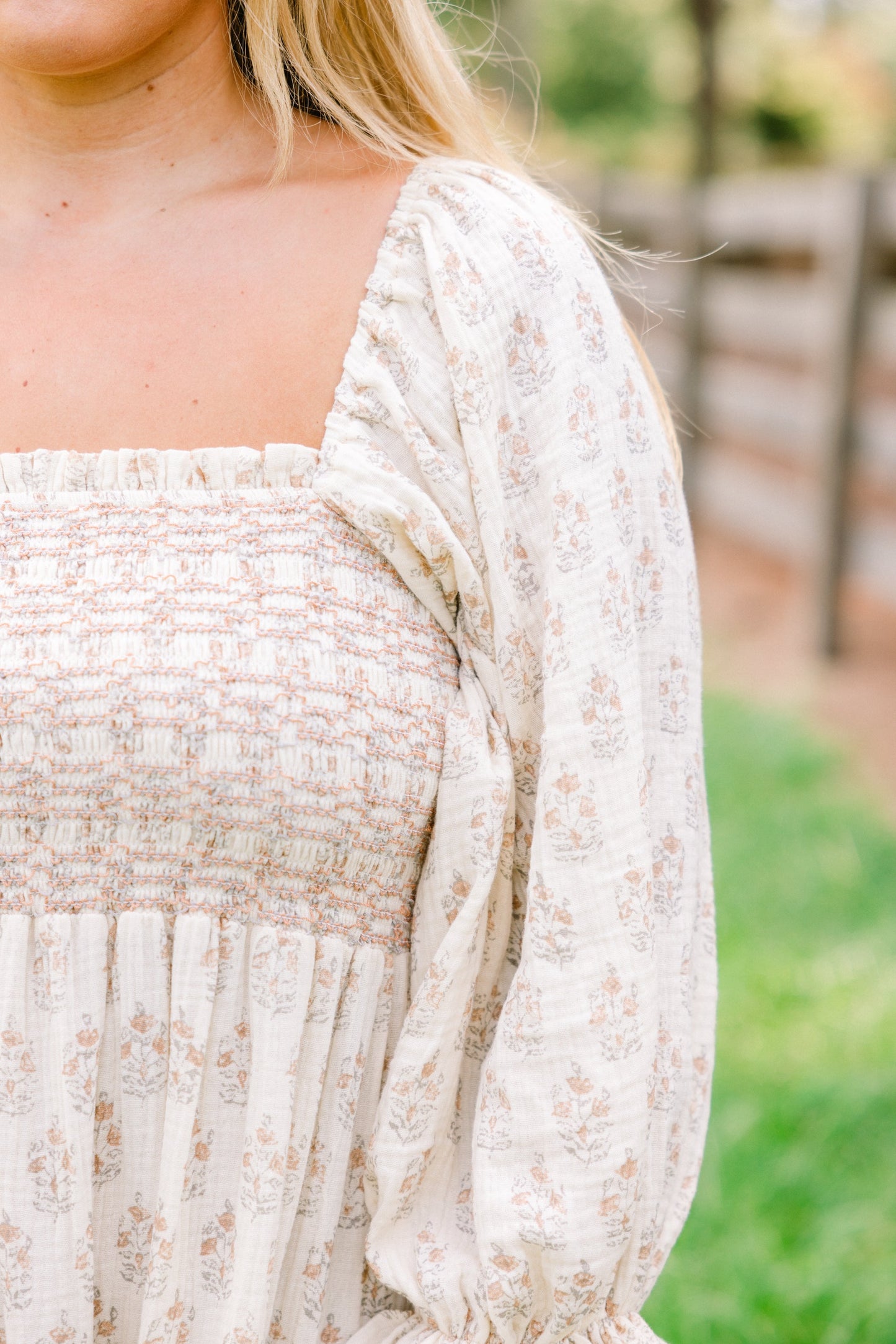 Maravilloso Vestido de Flores Silvestres, Crema