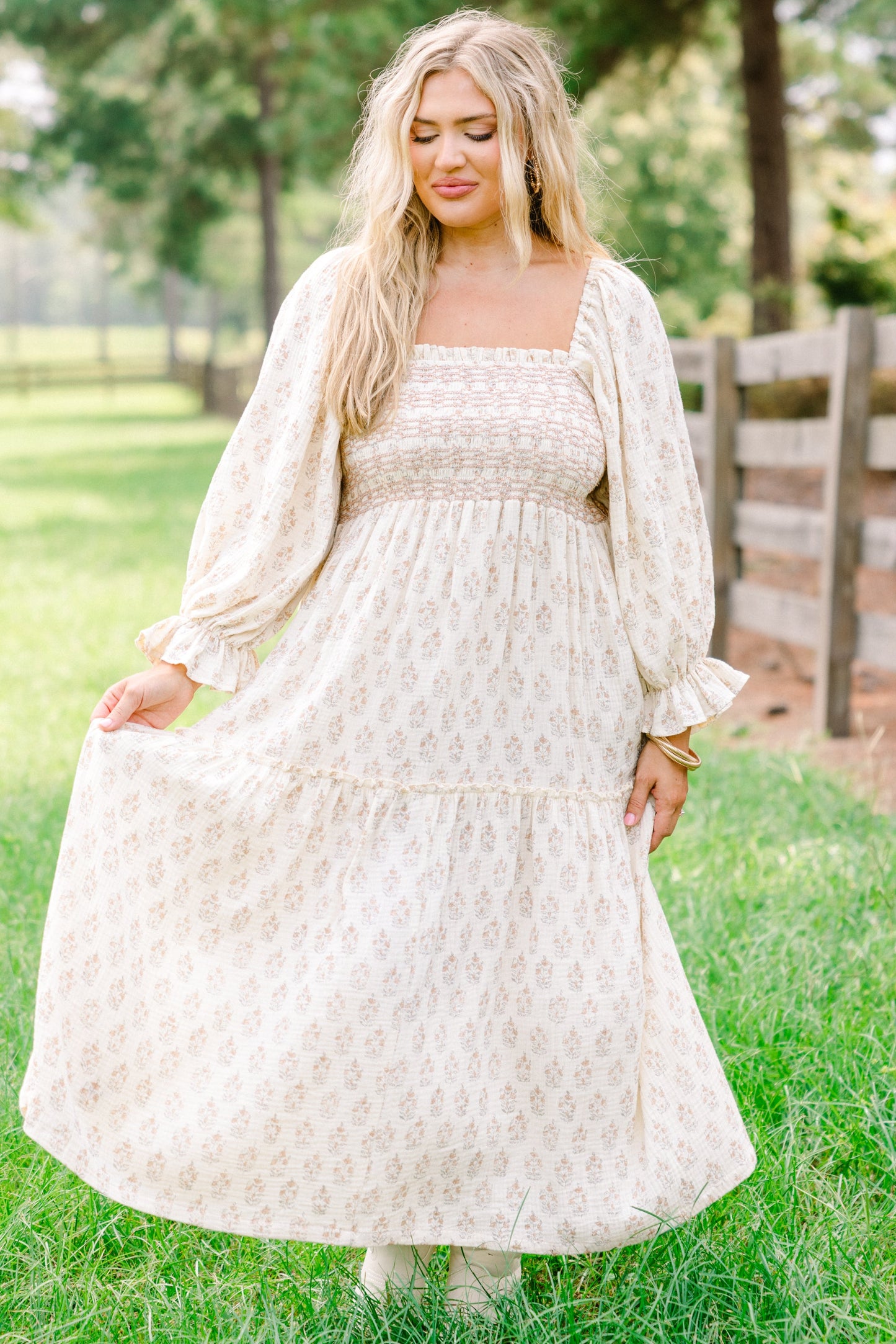 Maravilloso Vestido de Flores Silvestres, Crema