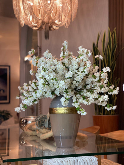 Arreglo de Flores de Cerezo Blanco en Jarrón de Vidrio Diosa