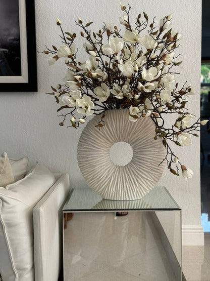 Arreglo de Magnolia Blanca en Jarrón de Cerámica Beige Eternidad