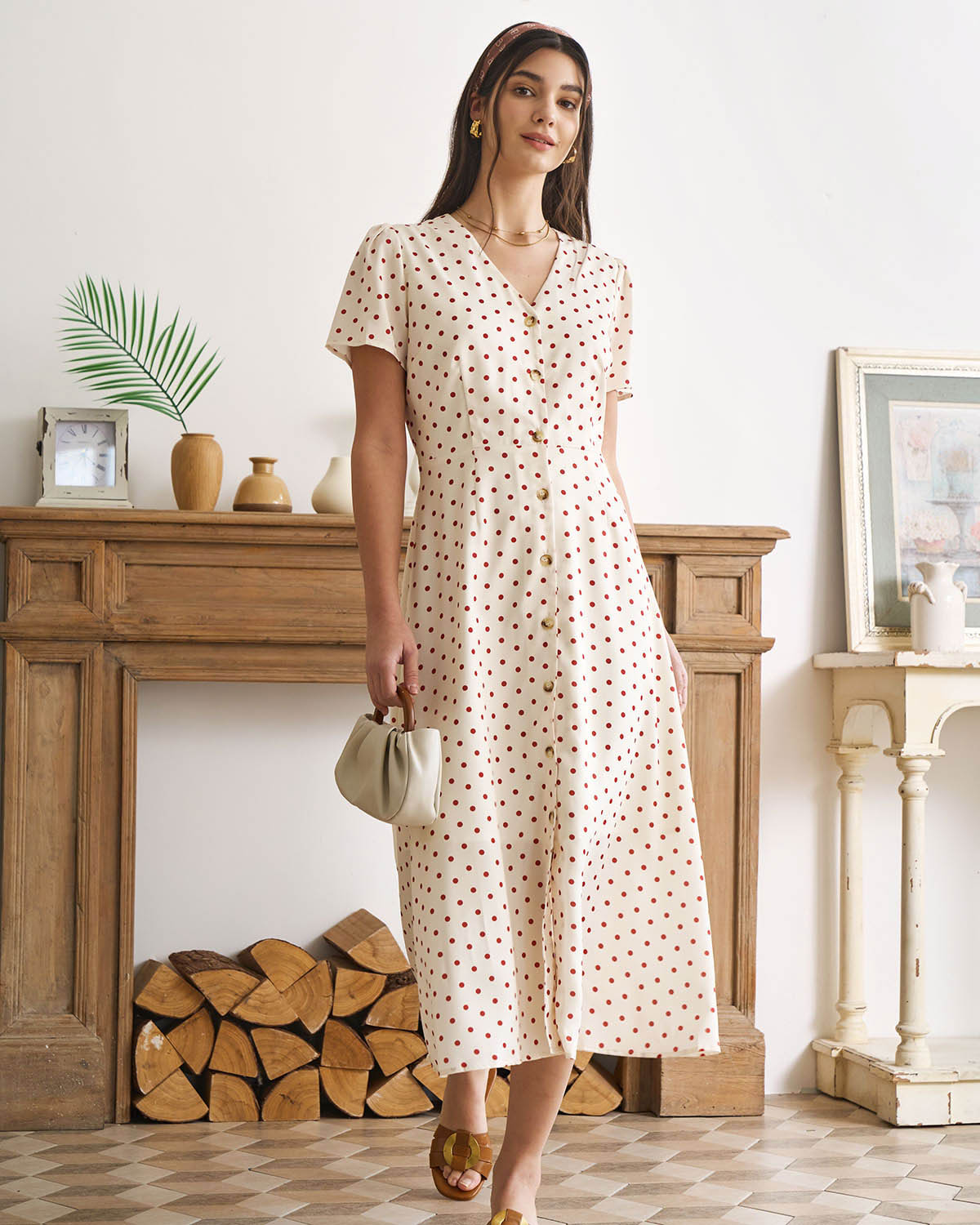 El Vestido Midi de Botones con Lunares y Escote en V Beige