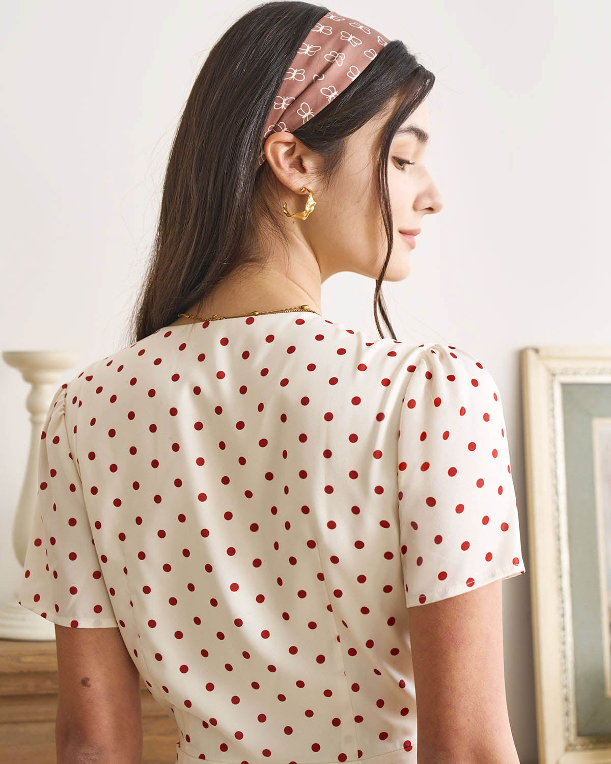 El Vestido Midi de Botones con Lunares y Escote en V Beige
