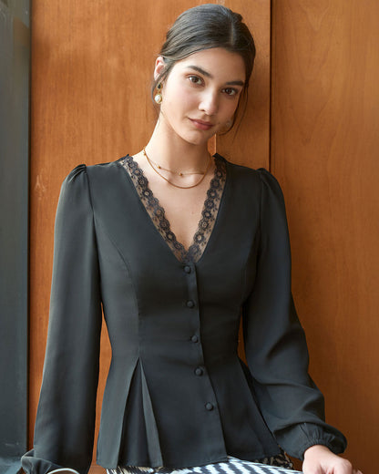 La Blusa Negra de Cuello en V con Encaje y Botones
