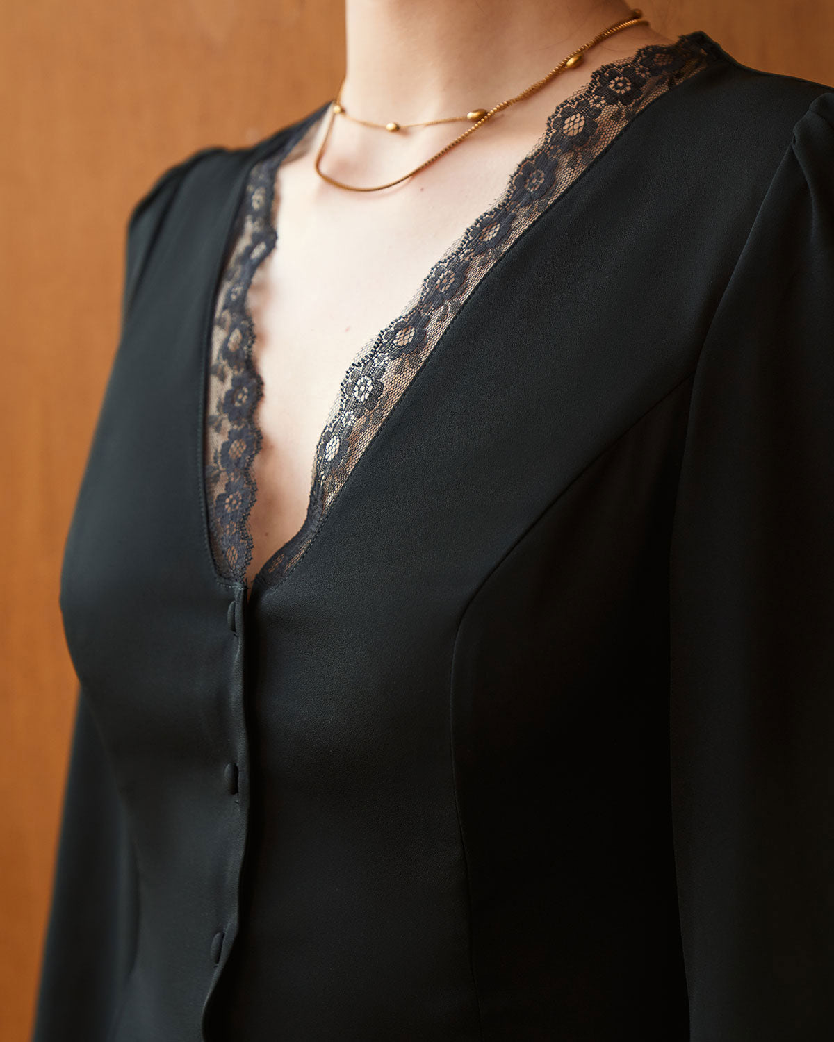 La Blusa Negra de Cuello en V con Encaje y Botones