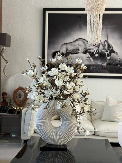 Arreglo de Magnolia Blanca en Jarrón de Cerámica Beige Eternidad